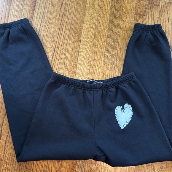 AQUA + Kerri Rosenthal Black Heart Patch Sweatpants Bloomingdale’s Exclusive - Picture 5 of 5